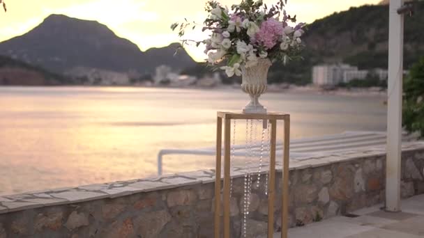 Florero elegante con un ramo de peonías, lisianthus, delfinios y ramas de olivo, decoración de la boda — Vídeos de Stock