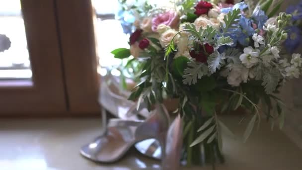 Bruiden boeket en de bruiden schoenen staan in de buurt — Stockvideo