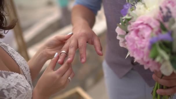De bruid doet de ring om de bruidegom vinger — Stockvideo
