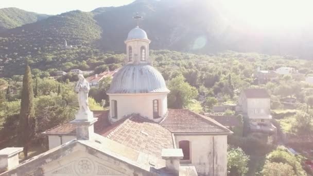 Vista superior do telhado da Natividade da Santíssima Virgem Maria igreja em Prcanj — Vídeo de Stock