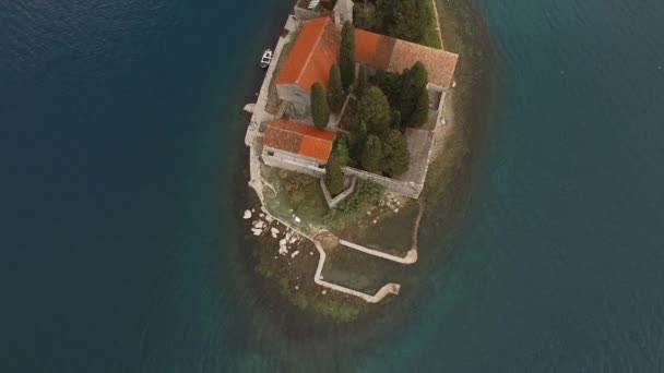 Θέα από το νησί του Αγίου Γεωργίου κοντά Perast και ζευγάρι σε αυτό — Αρχείο Βίντεο