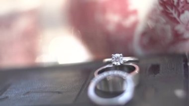 Kitabın deri kapağında porselen bir çaydanlık ve fincanın yanında alyanslar.