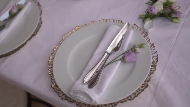 Tafel zetting op een bruiloft banket versierd met lisianthus bloemen — Stockvideo
