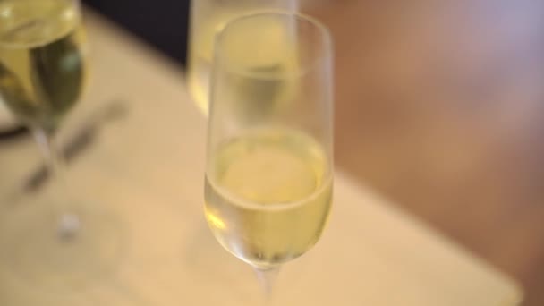 Champagne glazen staan op de tafel tijdens het banket, close-up — Stockvideo