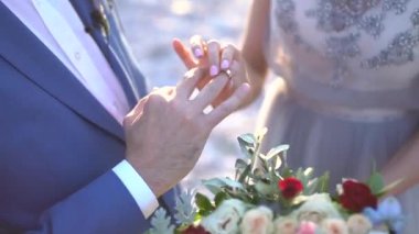 Gelin yüzüğü damadın parmağına takar.