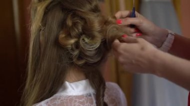 Kuaför düğün töreninden önce gelinin saçını yapar.