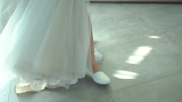 女の子は結婚式の準備中にウェディングドレスで旋回します — ストック動画