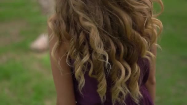 Вид сзади женщины с красивыми длинными волосами — стоковое видео