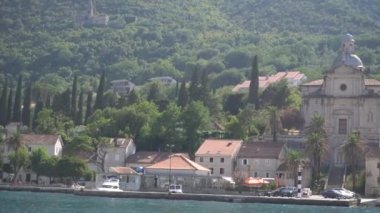 Kotor Körfezi 'ndeki Prcanj kasabasının kıyı şeridinin görüntüsü 