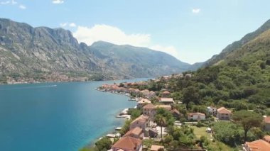 Kotor Körfezi 'ndeki Prcanj kasabasının hava manzarası.