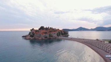 Sveti Stefan adasının manzarası ve yakınındaki lüks plaj.