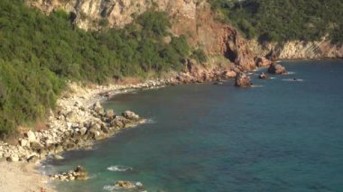 Uçurumun manzarası ve yeşil, vahşi kayalık sahil