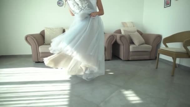 Ragazza turbinii con il suo abito da sposa mentre si prepara per la cerimonia di nozze — Video Stock