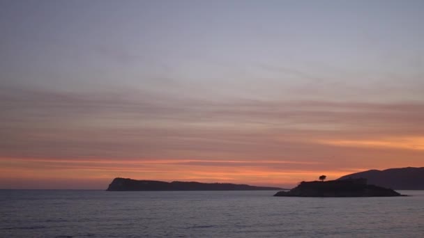 日落时在平静的大海中俯瞰着马穆拉岛 — 图库视频影像