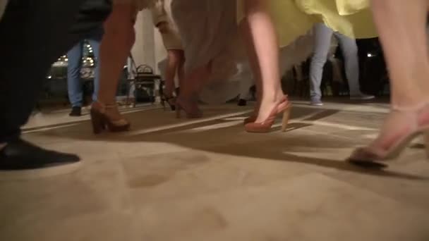 춤을 추는 사람들의 발은 춤추는 바닥에서 활기찬 춤을 춘다 — 비디오