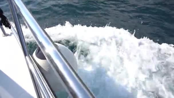 Handrails and buoy of a yacht at full speed and the target trail — Stock Video