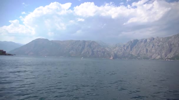 Barco turístico y velero sobre el telón de fondo de las pintorescas montañas de la Bahía de Kotor — Vídeos de Stock