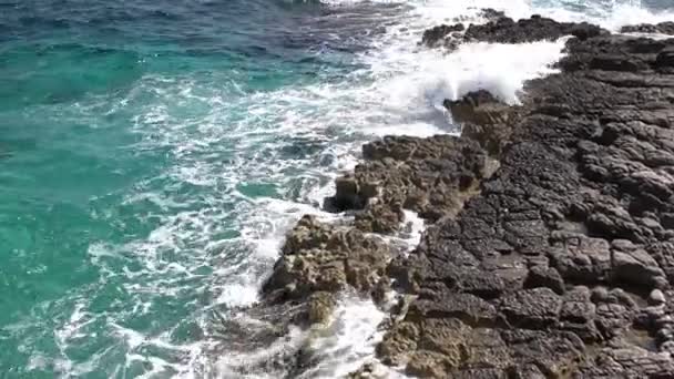 Die felsige Küste, die Wellen schlagen auf die Felsen — Stockvideo