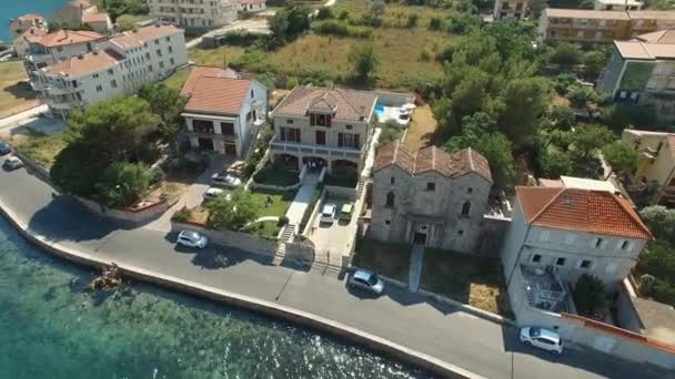 Vista de la costa de una pequeña ciudad de la Bahía de Kotor, hermosas casas de lujo — Vídeos de Stock