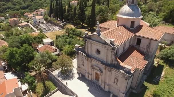 Κορυφαία άποψη της Γέννησης της Παναγίας εκκλησία στο Prcanj — Αρχείο Βίντεο