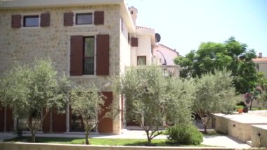 Karadağ 'da havuzlu ve zeytinli güzel güneşli villa