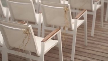 Süslü beyaz sandalyeli beyaz düğün yeri 