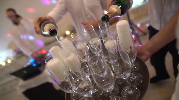 Kelners gieten champagne in glazen op het feest — Stockvideo