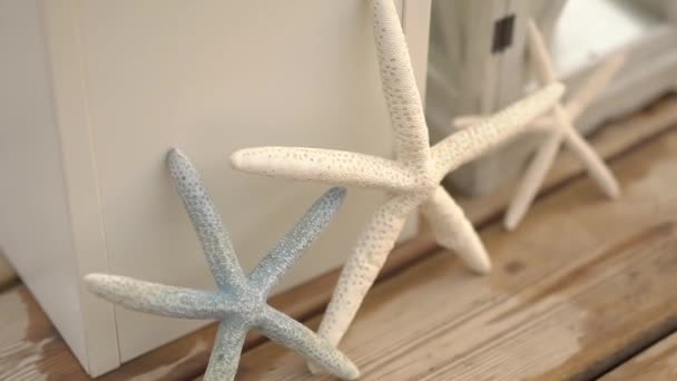 Декор в виде трех пастельных морских звезд — стоковое видео