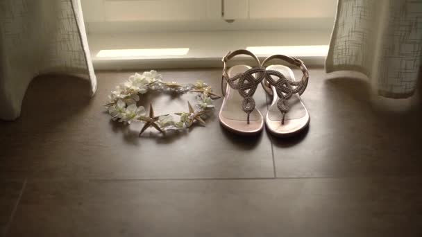 Pengiring pengantin dan rangkaian bunga yang canggih berdiri di dekat jendela — Stok Video