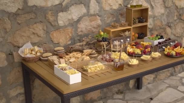 木製のテーブルの上でフルーツスナックと結婚式のビュッフェ — ストック動画