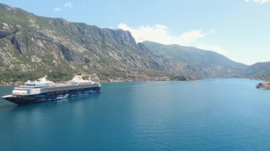 Kotor Körfezi 'nin ortasında turist gemisi