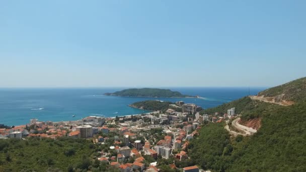 Vista de cima sobre a cidade costeira e ilhas perto dele em Montenegro — Vídeo de Stock