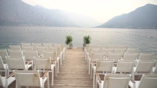 Vit bröllopsplats på en brygga vid stranden av Kotorbukten — Stockvideo