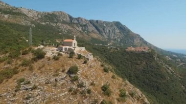 Karadağ 'daki Sveti Savva antik kilisesinin en iyi manzarası ve yakınında sarılan çift