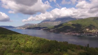 Kotor Körfezi 'ndeki Lustica yarımadasının manzarası, sahildeki küçük bir kasaba.