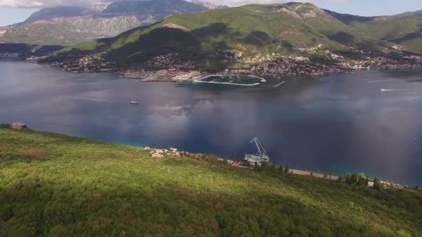 Vista da península de Lustica na Baía de Kotor, uma pequena cidade na costa — Vídeo de Stock