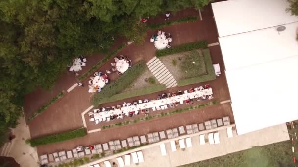 Una vista desde arriba en el banquete de bodas junto al mar — Vídeos de Stock