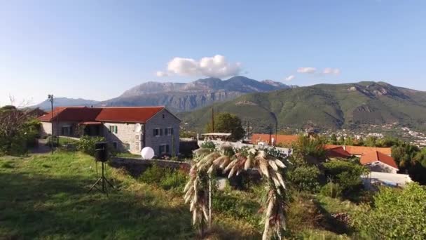 Il luogo del matrimonio vicino a una lussuosa villa a Lustica sulla riva della baia di Kotor — Video Stock