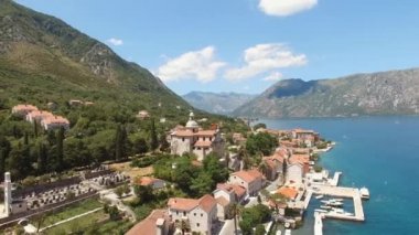 Kotor Körfezi 'ndeki Prcanj kasabasının hava manzarası.