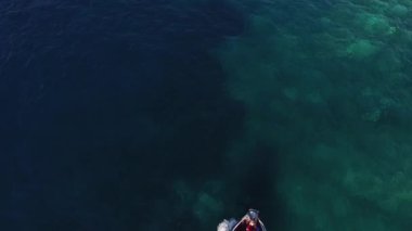 Mamula adası yakınlarında yelken açan bir turist teknesinin görüntüsü.