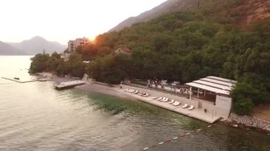 Kotor Körfezi 'ndeki dağın eteğindeki plajı görüyor musun? 