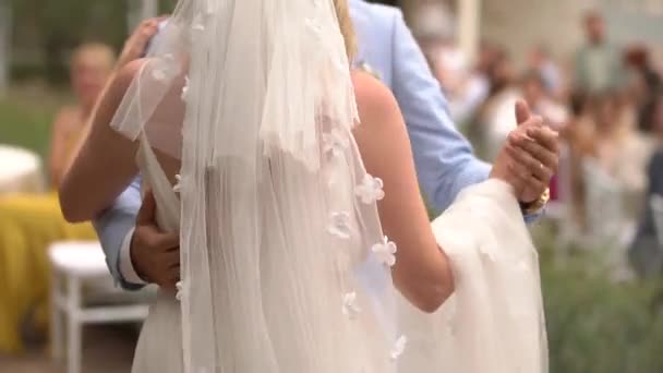 Sposa e sposo che ballano alla festa di nozze — Video Stock