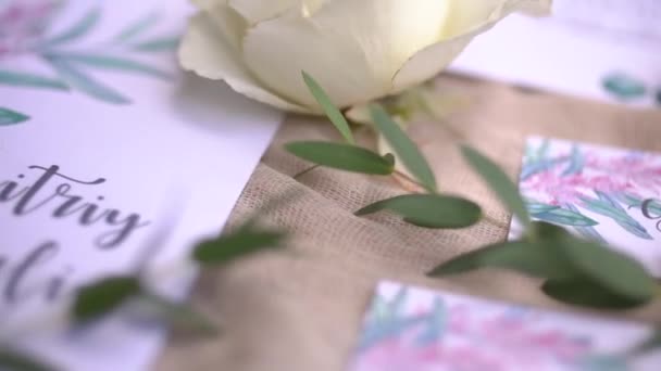 Esküvői meghívó kártyák akvarell rajzok, virágok és gallyak feküdnek pasztell szövet - közelkép