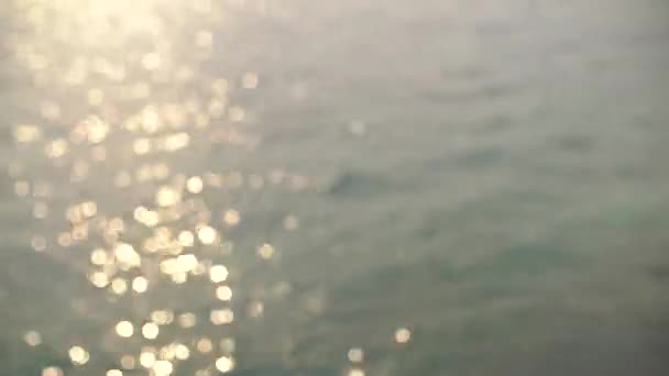 L'éblouissement du soleil brille à la surface de la mer — Video