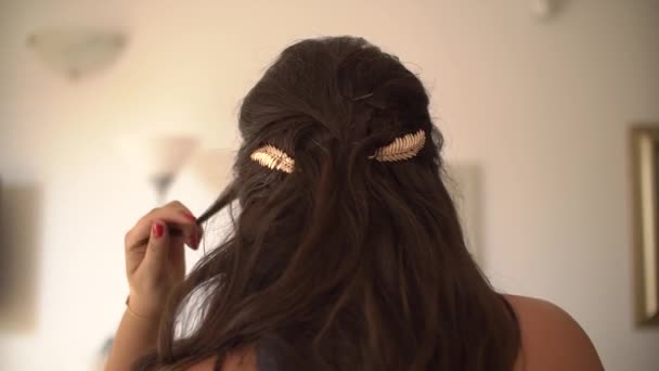 Donna fissa i capelli e forcine, vista da dietro — Video Stock