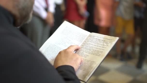 Priest reads out a prayer during the wedding ceremony — Vídeos de Stock