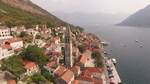 近くの旧市街、山、梨、ボートの建物の眺め — ストック動画