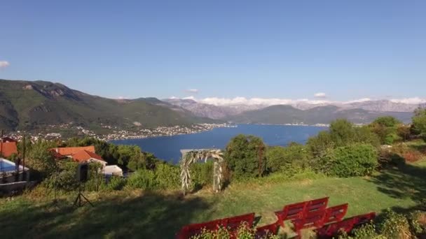 El lugar de la boda cerca de una lujosa villa en Lustica en la orilla de la Bahía de Kotor — Vídeo de stock