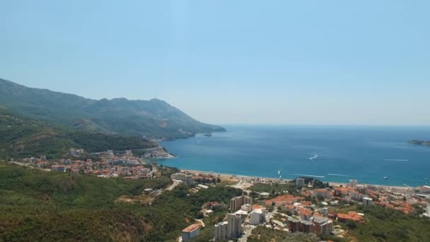 Utsikt ovanifrån över kuststaden och öarna nära den i Montenegro — Stockvideo