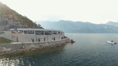 Karadağ 'daki bir adada gözleme sahip güzel bir restoran.